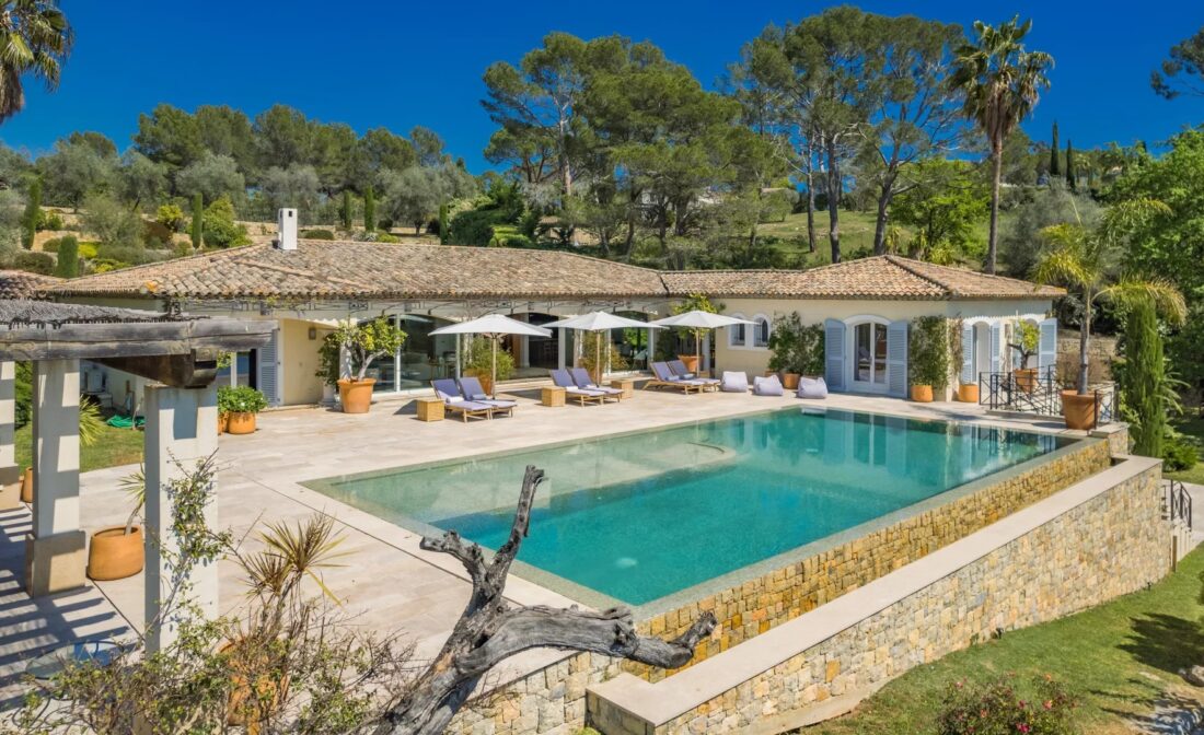 Castellaras – Superb villa with panoramic views in a secure estate