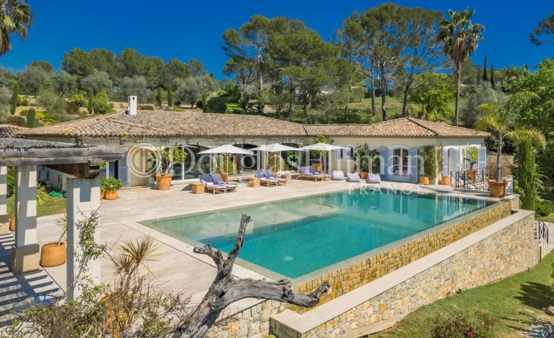 Castellaras – Превосходная вилла с панорамным видом в охраняемом поместье