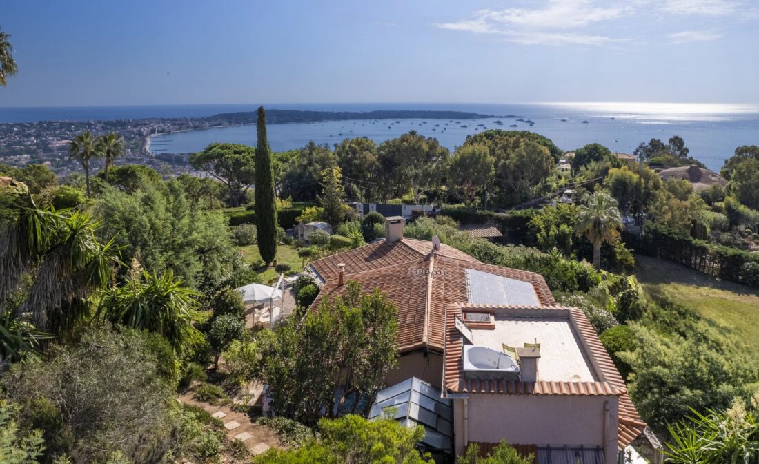 SUPER CANNES – Villa with panoramic sea view to renovate