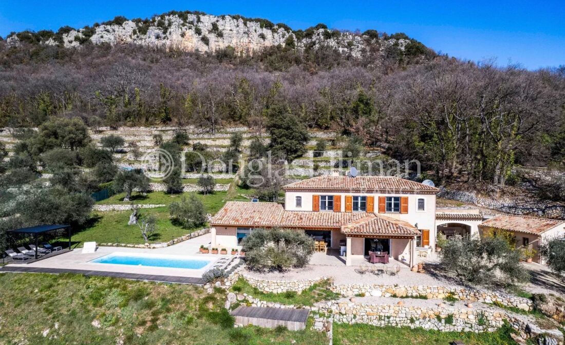 CHATEAUNEUF-DE-GRASSE : Villa with panoramic sea view and pool