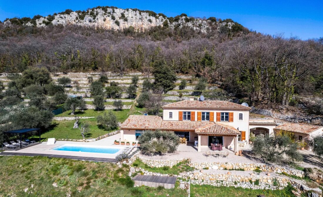 CHATEAUNEUF-DE-GRASSE : Villa avec vue panoramique sur la mer et piscine