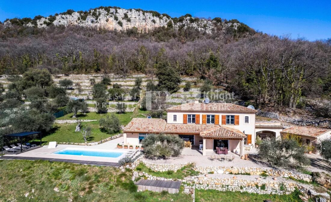 CHATEAUNEUF-DE-GRASSE : Villa with panoramic sea view and pool