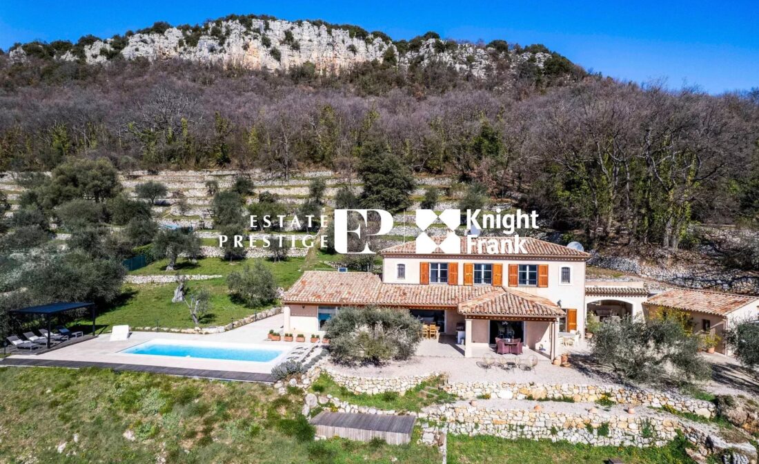 CHATEAUNEUF-DE-GRASSE : Villa with panoramic sea view and pool
