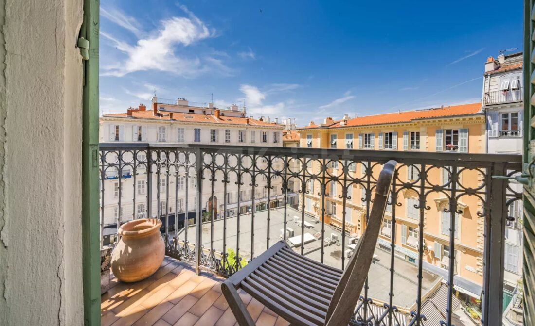 Nice apartment to renovate on the last floor Carré d’Or in Nice