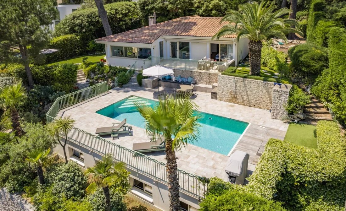 CAP D’ANTIBES – Charming villa with panoramic sea view