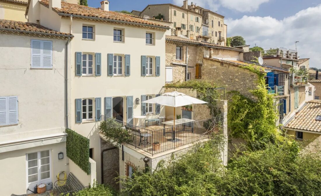 Chateauneauf-de-Grasse Village : A Unique townhouse with sea-view and spa, 6 bedrooms