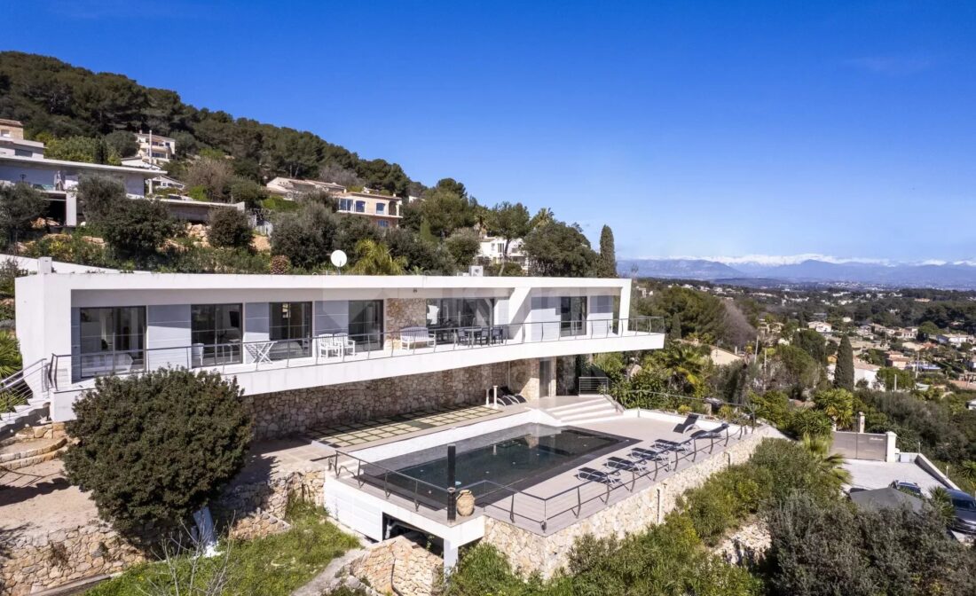 NÆR CANNES – Flott villa i california med panoramautsikt over havet