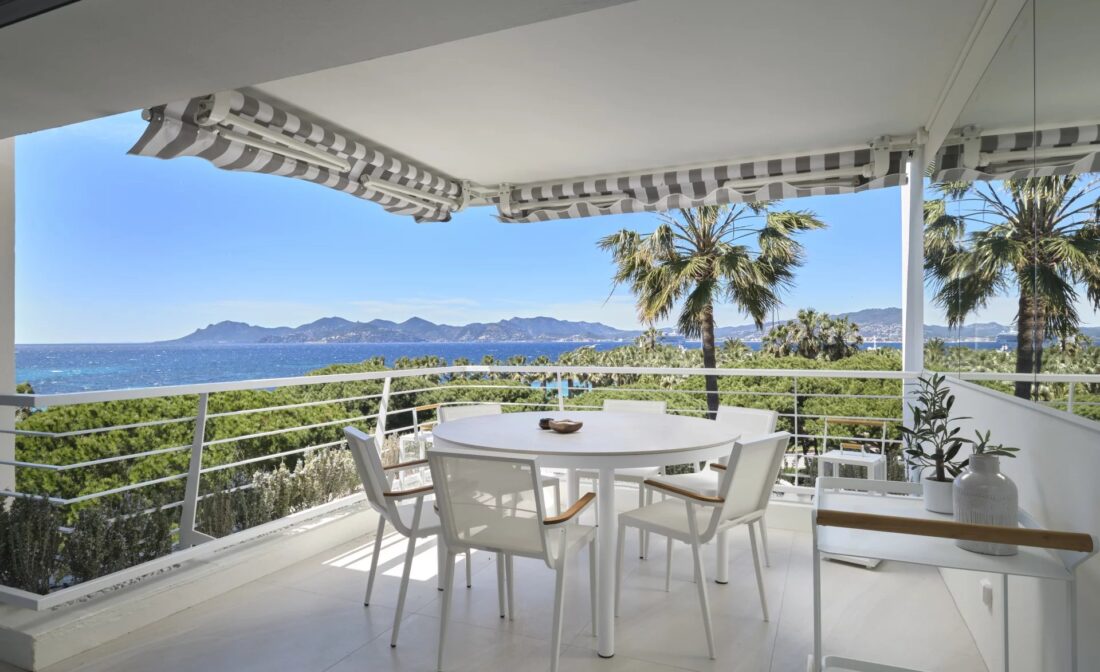 CANNES POINTE CROISETTE – Splendid flat with panoramic sea view in a secure residence