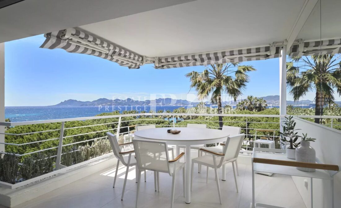 CANNES POINTE CROISETTE – Splendid flat with panoramic sea view in a secure residence
