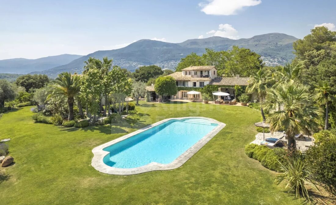 ST PAUL DE VENCE – A superb stone country house with sea views