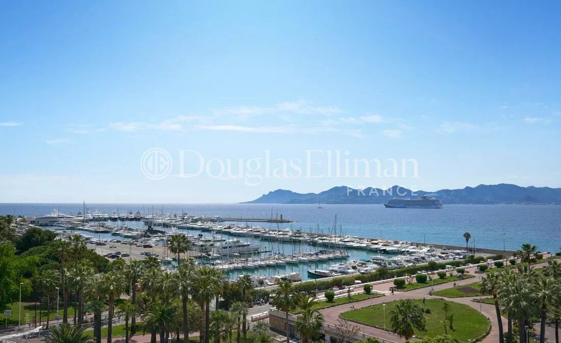 CANNES CROISETTE – Splendid apartment overlooking Port Canto