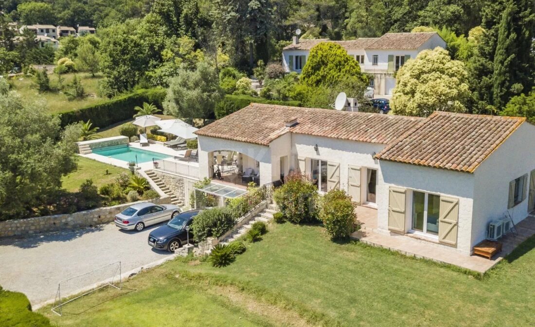 SOLE AGENT! A Four bedroom Villa within walking distance to VALBONNE village