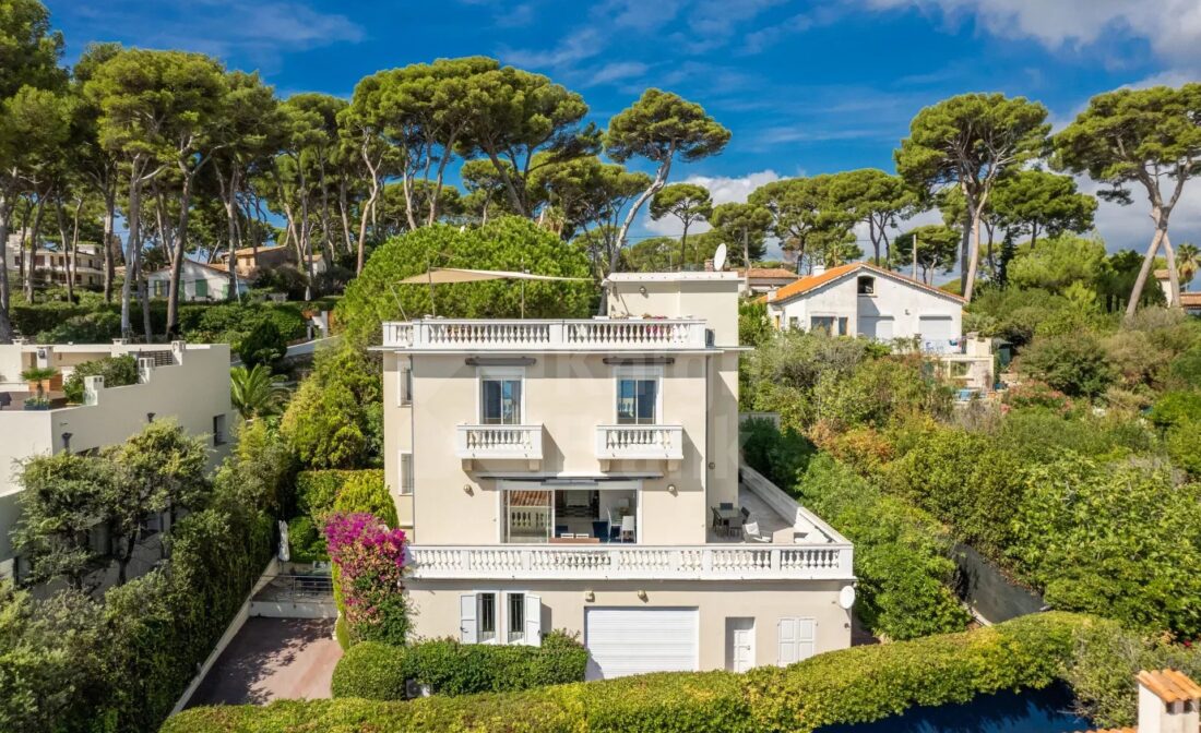 CAP D’ANTIBES – Charmante villa Belle Epoque avec toit-terrasse