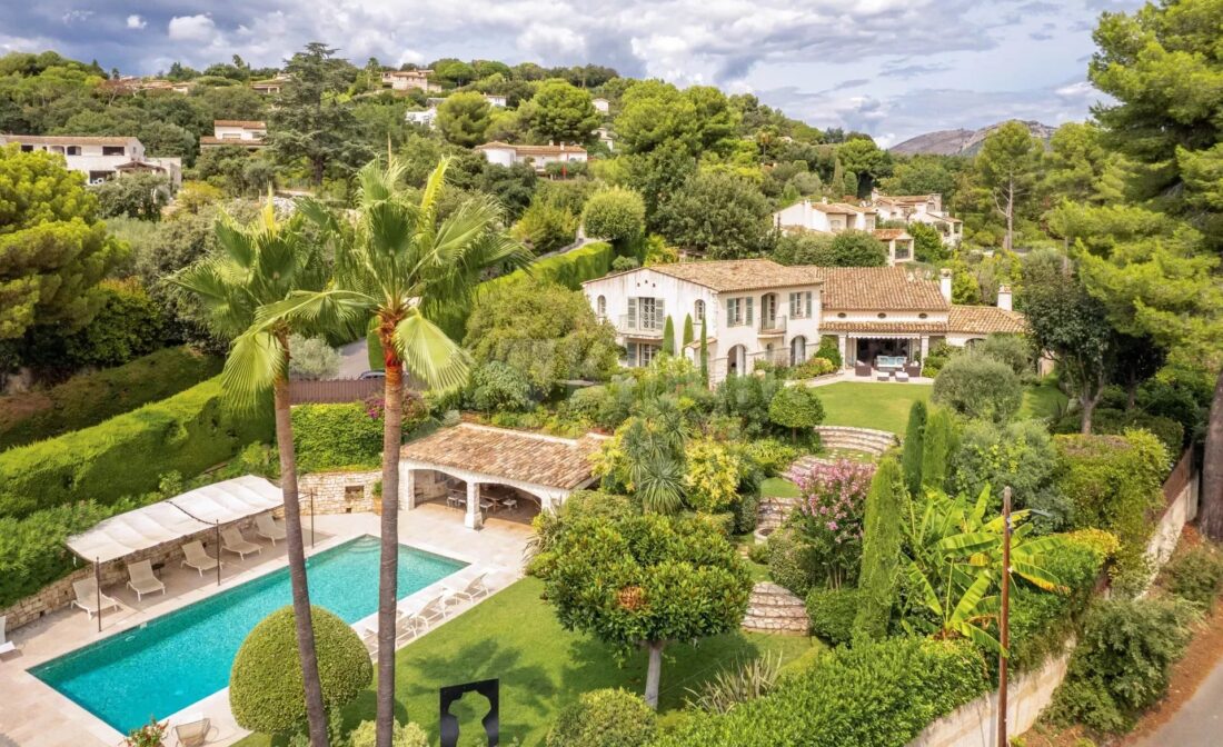 Saint Paul de Vence: A Stunning Villa with Sea Views in a Private Domaine