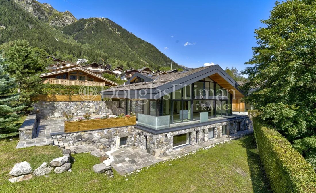 CHAMONIX – Une propriété nouvellement achevée de 8 chambres dans un endroit très recherché