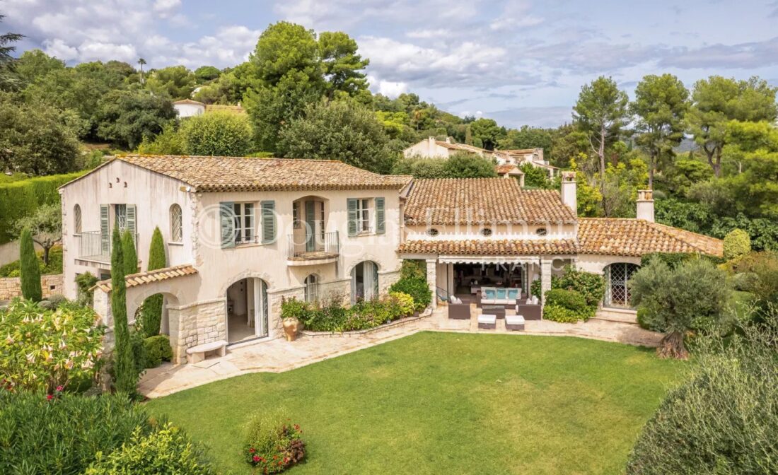 SAINT PAUL DE VENCE : A Stunning Villa with Sea Views in a Private Domaine