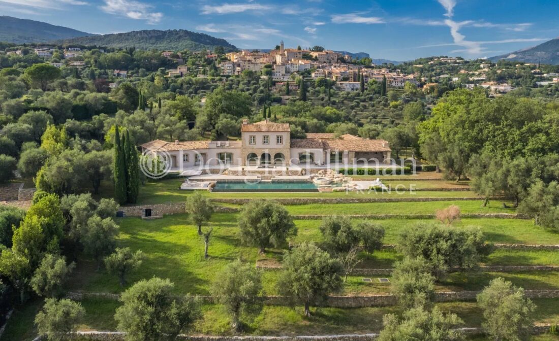 CHATEAUNEUF-DE-GRASSE : Une Belle Villa avec piscine et vue panoramique