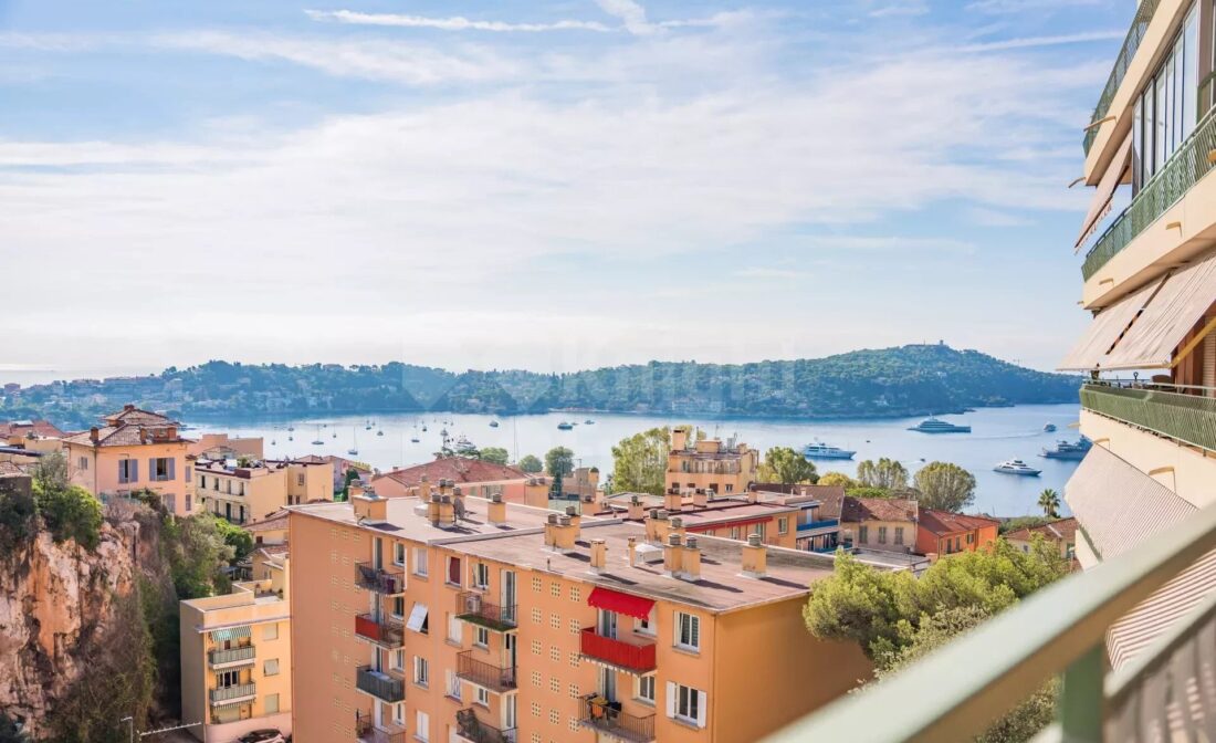 VILLEFRANCHE SUR MER : Beautiful renovated 4-room apartment with sea