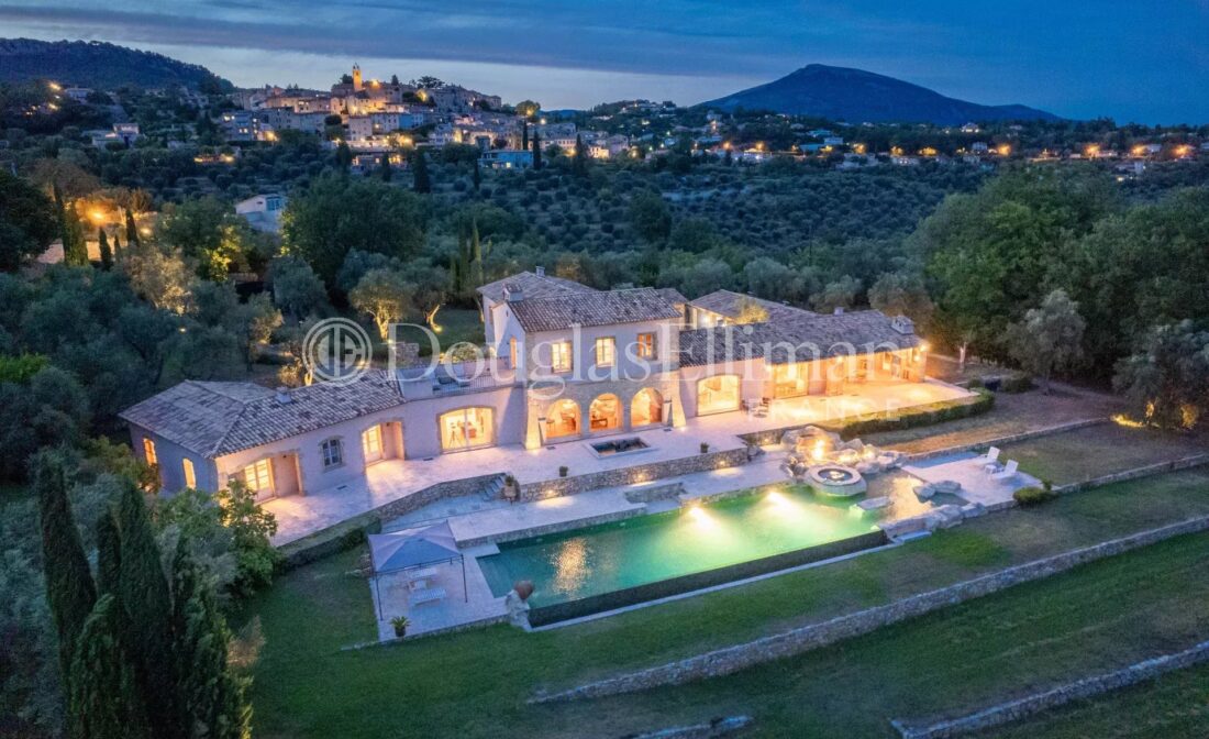 CHATEAUNEUF-DE-GRASSE : Une Belle Villa avec piscine et vue panoramique