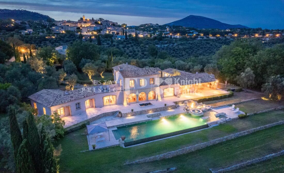 CHATEAUNEUF-DE-GRASSE : A Beautiful Bastide Style Villa with Pool and Panoramic Views
