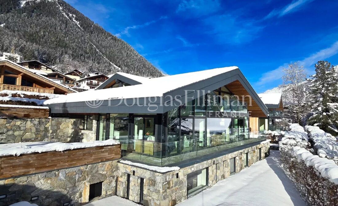 CHAMONIX – Une propriété nouvellement achevée de 8 chambres dans un endroit très recherché