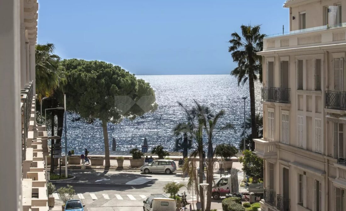 CANNES – Fully renovated flat with sea views