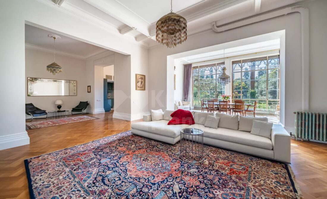 CANNES  – Superb townhouse apartment in historic palace