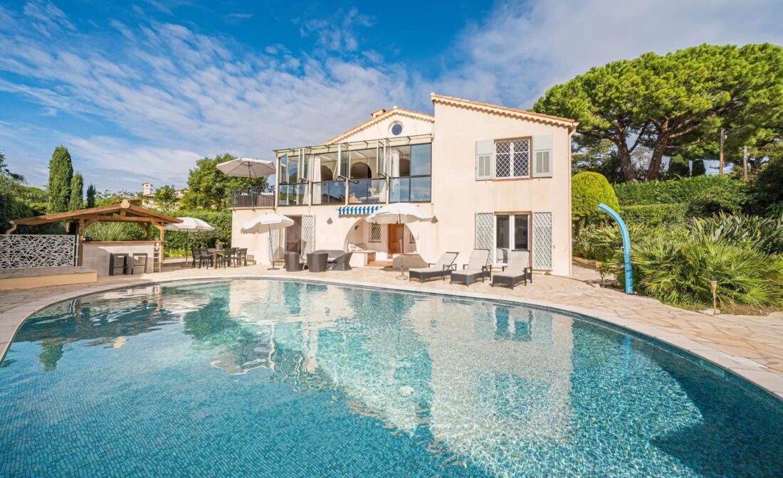 CAP D’ANTIBES – Charming villa with heated pool, gym and sea view