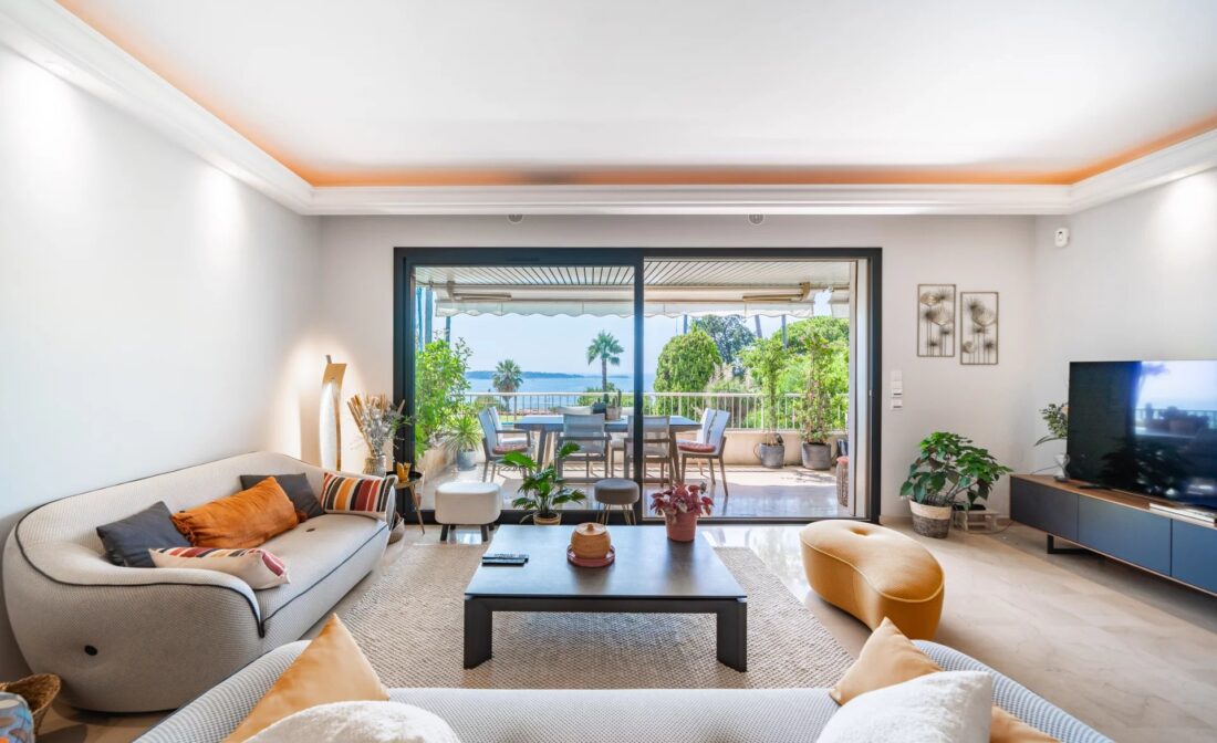 CANNES CALIFORNIE – Splendid recently renovated 3 bedroom apartment with panoramic sea view
