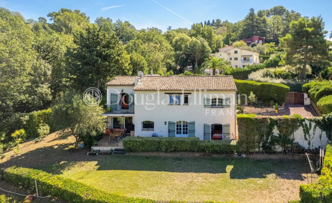 MOUGINS : Villa with panoramic views next to the Old Village