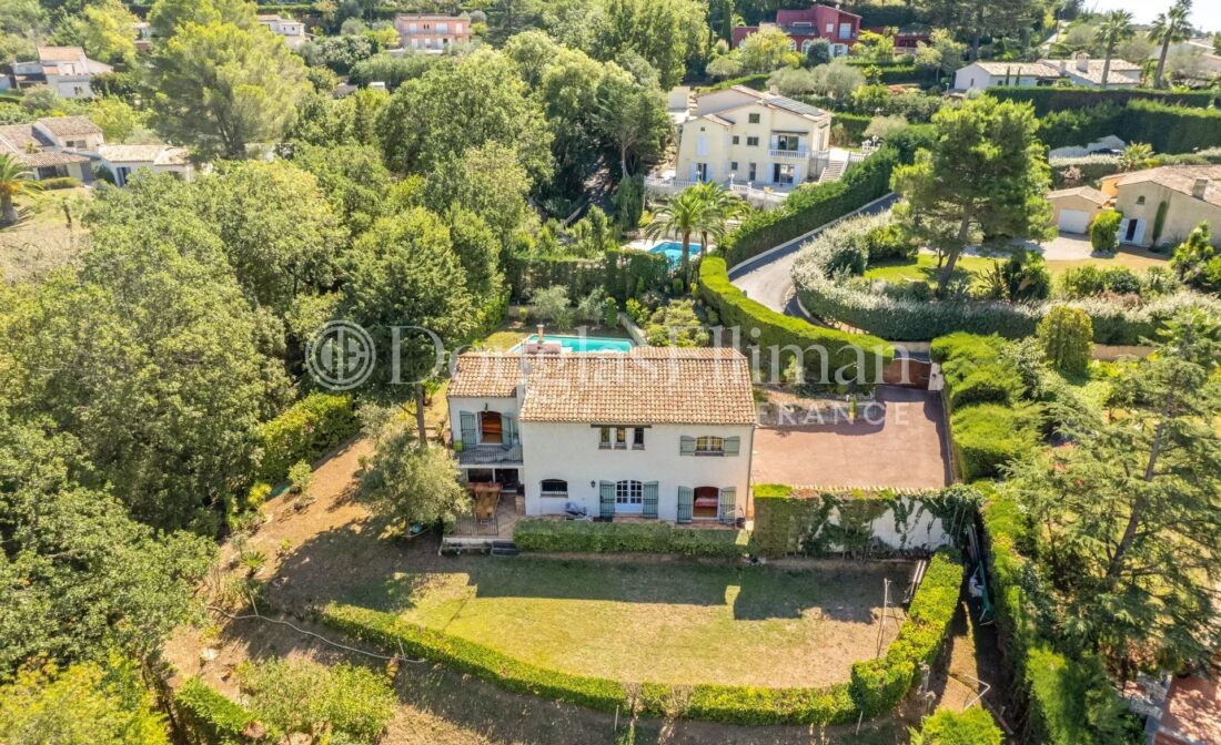 MOUGINS : Villa with panoramic views next to the Old Village