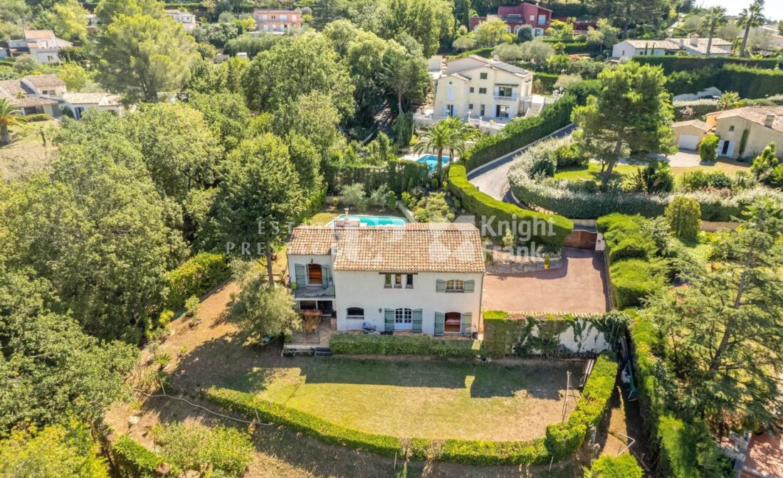 MOUGINS : Villa with panoramic views next to the Old Village