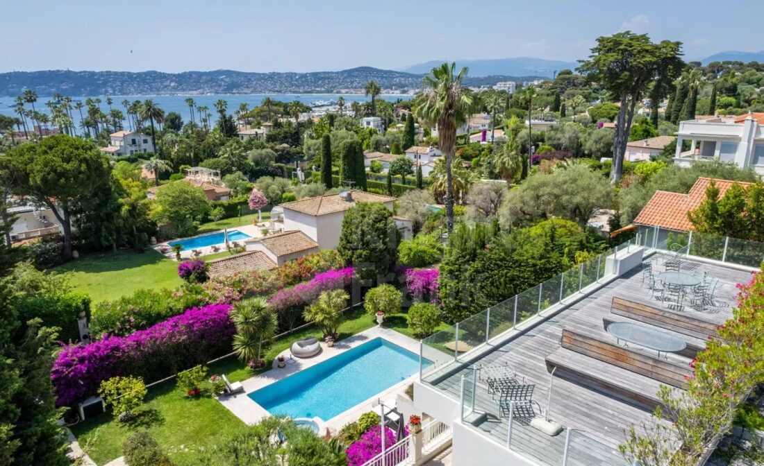 CAP D’ANTIBES – Villa with roof-top terrace and sea view
