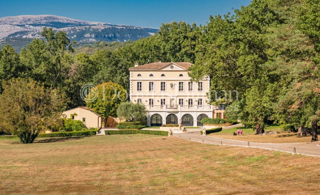 CALLIAN –  A magical country manoir with tennis court and heliport