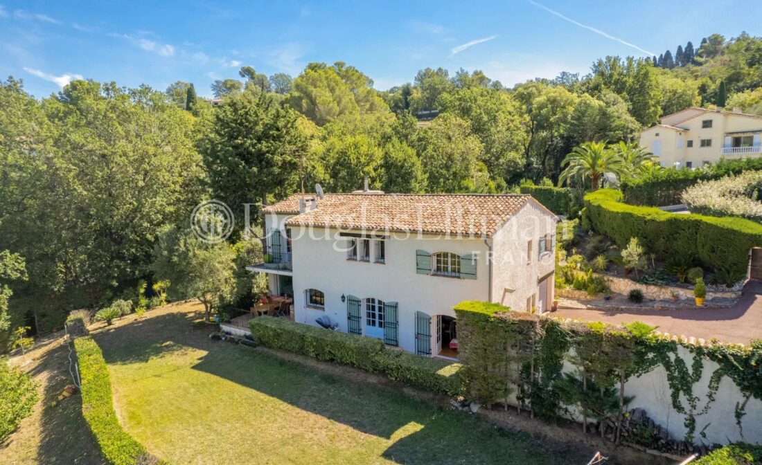 MOUGINS : Villa with panoramic views next to the Old Village
