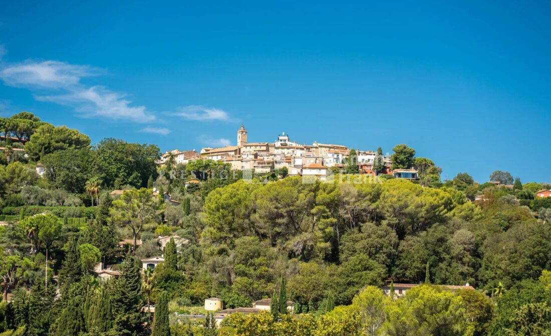 MOUGINS : Villa with panoramic views next to the Old Village