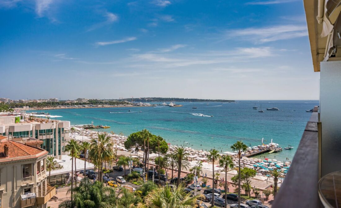 CANNES CROISETTE – Superb fully renovated apartment