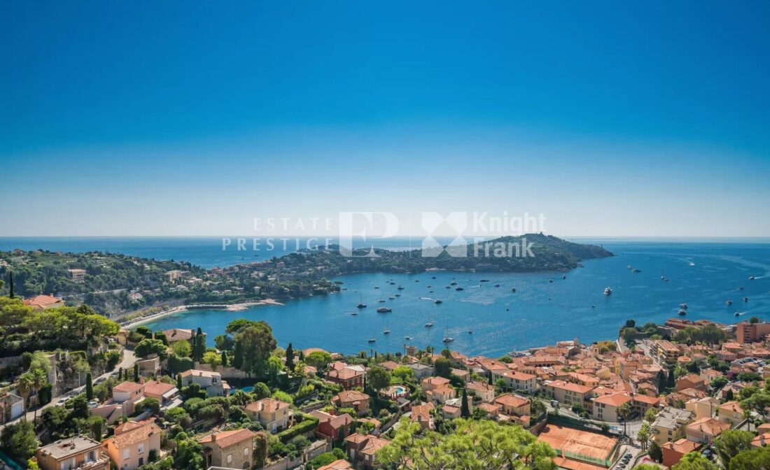 VILLEFRANCHE SUR MER –  Appartement en dernier étage