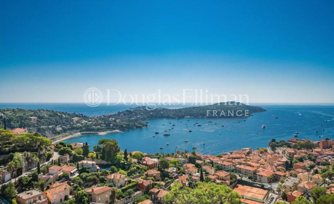 VILLEFRANCHE SUR MER – Last floor apartment