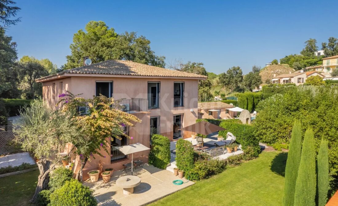 Walking distance to the Village of Biot with a Seaview