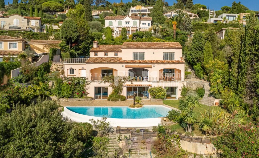 MOUGINS : Вилла с захватывающими видами рядом с деревней.