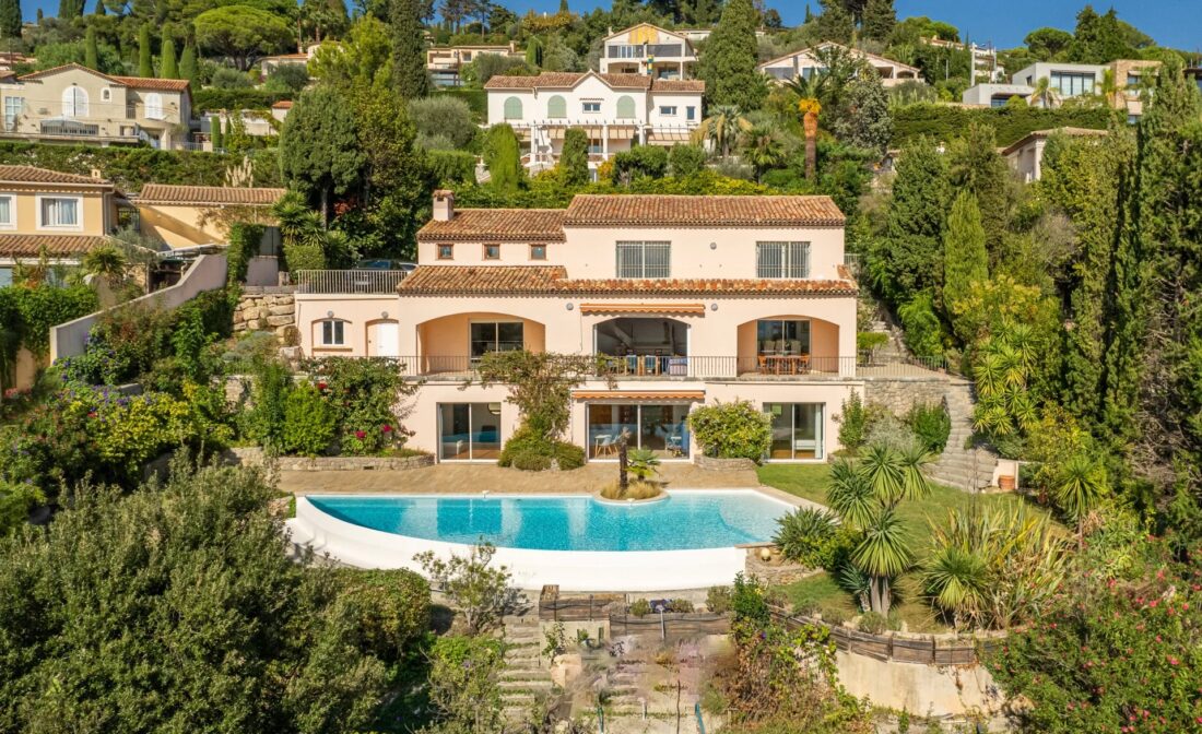 MOUGINS  : Villa with spectacular views next to the Village