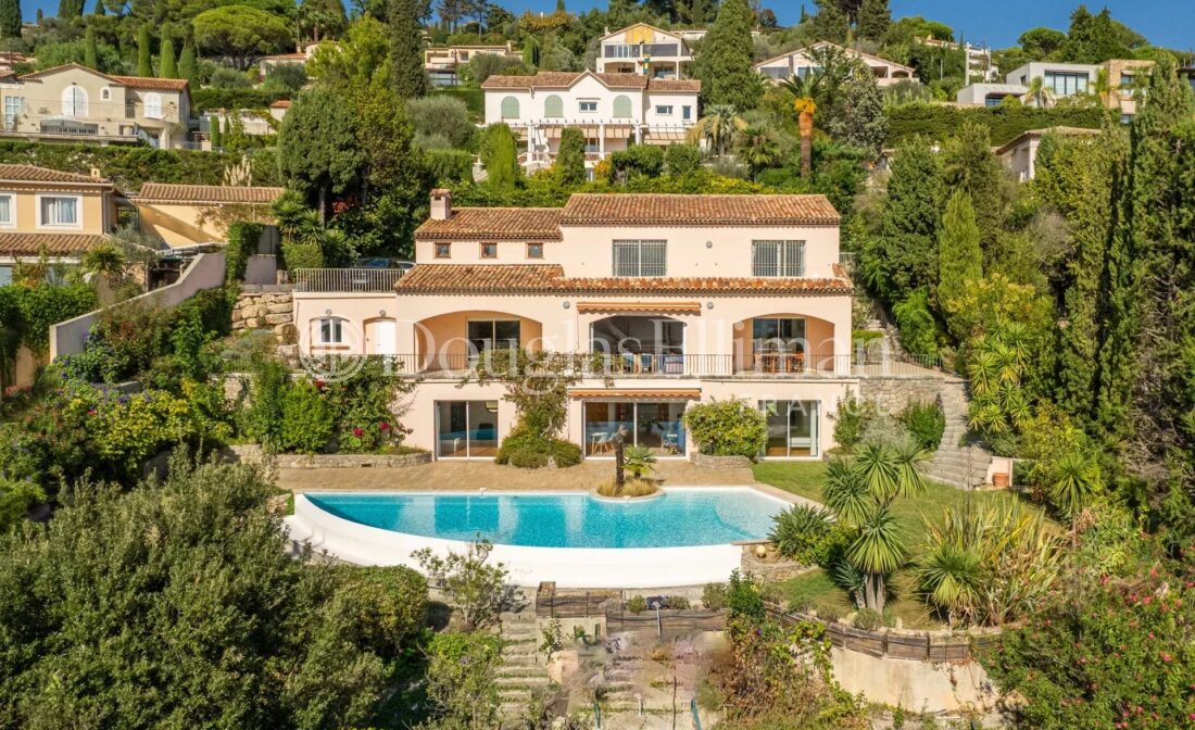 MOUGINS  : Villa with spectacular views next to the Village