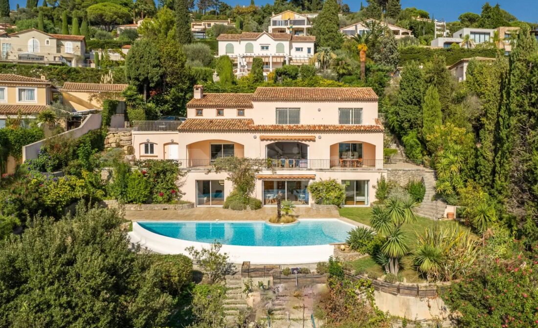 Mougins : Villa with spectacular views next to the Village