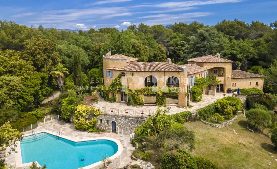 A Large Property with Pool and Sea Views in Valbonne