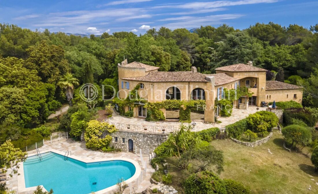A Large Property with Pool and Sea Views in Valbonne