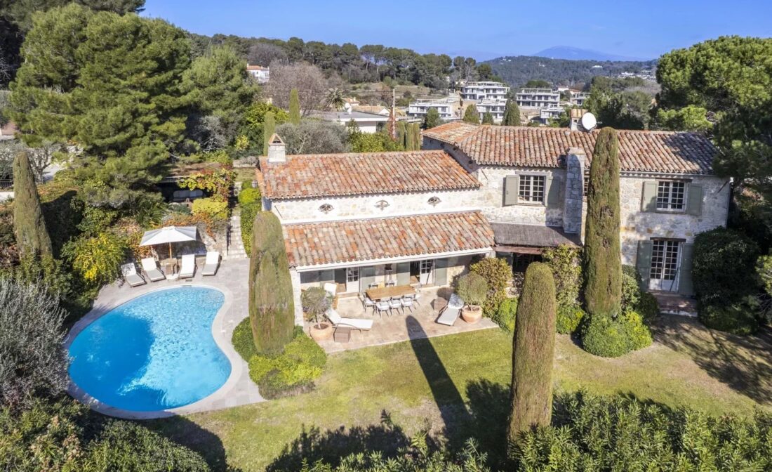 MOUGINS – Charming stone villa with sea view in sought-after area close to the old village