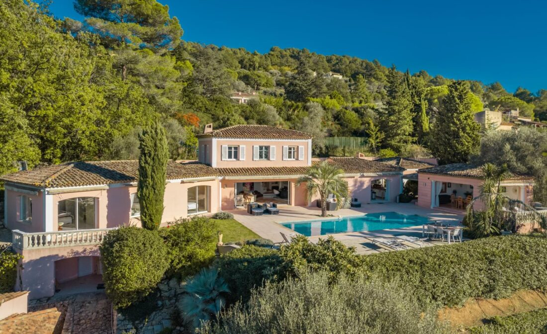MOUGINS : Proche du village une spacieuse villa avec vues panoramiques