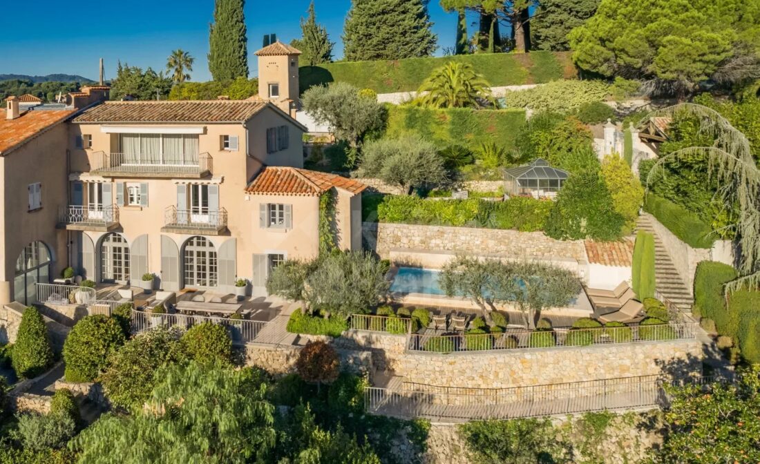 Mougins : Walking distance to told Village, a Duplex Apartment with Sea Views and Small pool