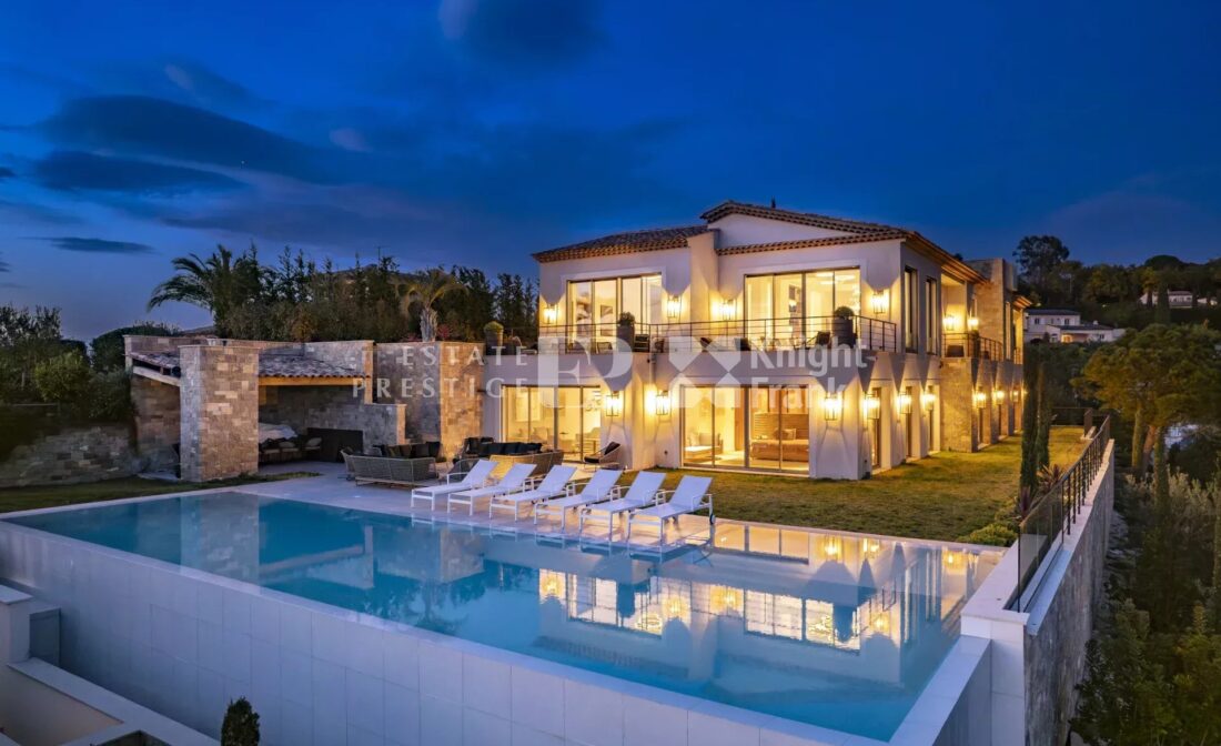 CANNES  – Superb contemporary villa with stunning sea views